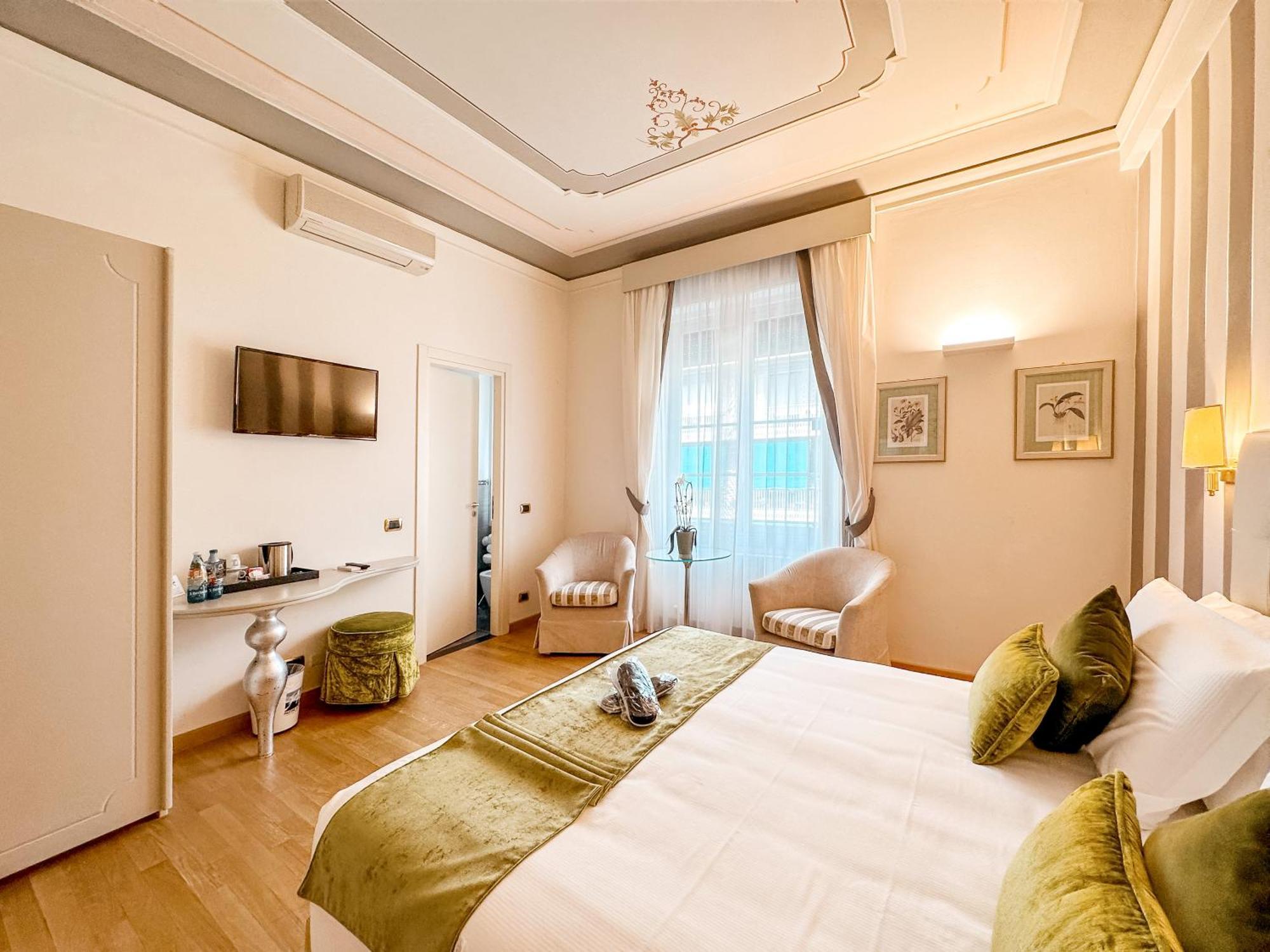 Hotel Jolanda 4*